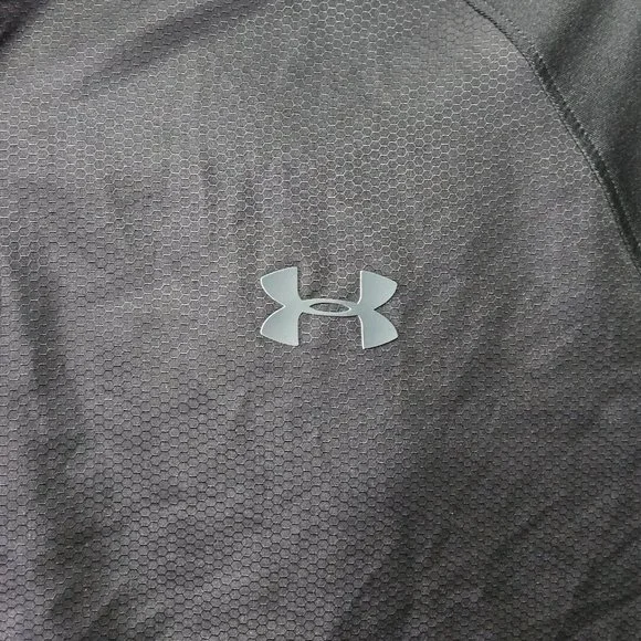 Under Armour Long Sleeve 1/4 Zip, Dark Grey. Large - Picture 4 of 5